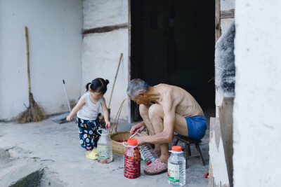 杨梅季节回家首日
摄影：洪小漩
出镜：家人
六月中旬，将菲比和婆婆送回上虞。
距离上一次回家，过去两个多月。上次回家尚且是青梅时节，此番回去已然杨梅正当时。
回家时，奶奶正在门口台阶斜坡处搓着麦秆。我…