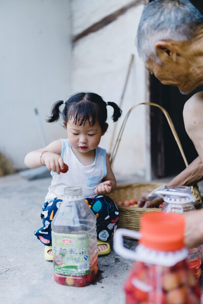 杨梅季节回家首日
摄影：洪小漩
出镜：家人
六月中旬，将菲比和婆婆送回上虞。
距离上一次回家，过去两个多月。上次回家尚且是青梅时节，此番回去已然杨梅正当时。
回家时，奶奶正在门口台阶斜坡处搓着麦秆。我…