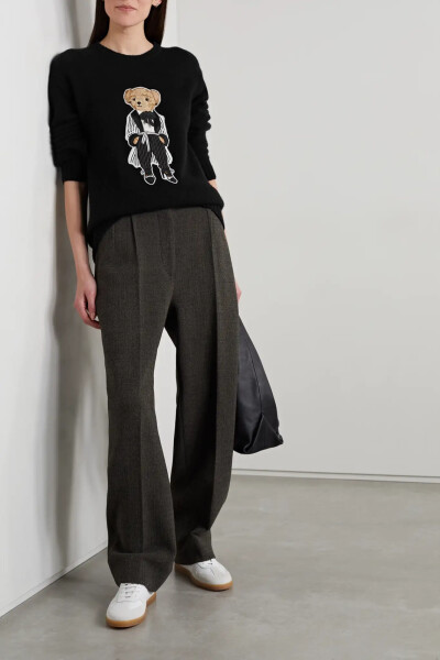 别具格调的泰迪小熊自 91 年起便是 Ralph Lauren 的标志性元素，如今以贴花形式出现在这款毛衣的正面，不仅穿着品牌 2022 秋冬大秀上的时髦行头，还以两枚水晶作为耳钉。它以午夜蓝色羊绒制成，质感舒适温暖，罗纹边…