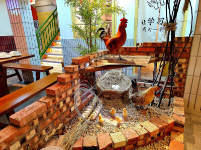 #昆明头条# 今年是疫情第三年，许多的餐厅火锅店都难以继续经营下去，闭店的很多。
而对于具有20年历史的读书铺酸笋鸡而言，今年是逆流而上的一年，今年布局南市区广福路的金广店是新开的第二家店，很是勇敢进取。
…