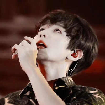 “因为你.我承受着日月的洗礼.承受着心灵以及皮肉之苦.为你做了那么多你为何不愿多看我一眼.赠与你名字的是我.”