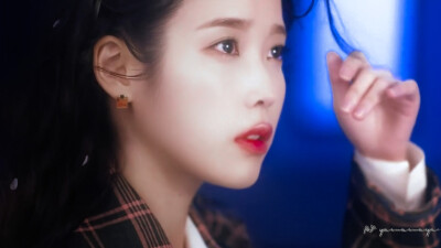 ◎李知恩 IU
◎橙光素材|女配
截自：IU《LILAC》