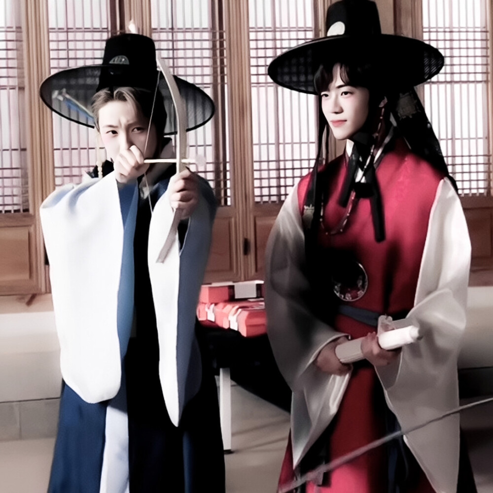  “公子教我射箭可好？”
“行，那可说好了，不论我教没教会你，你人都是我的，可好？”