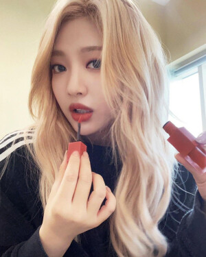 Giselle(内永亚绘里)   Ningning(宁艺卓)        Winter(金玟庭)