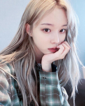 Giselle(内永亚绘里)   Ningning(宁艺卓)        Winter(金玟庭)