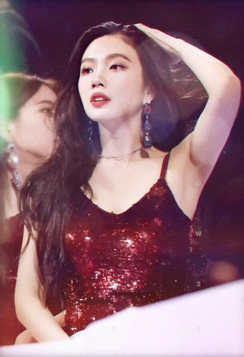 朴秀荣港风红裙吊带