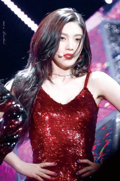 朴秀荣港风红裙吊带