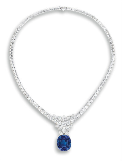 Van Cleef & Arpels 梵克雅宝 蓝宝石挂坠项链 主石为一颗 33.02ct 枕形蓝宝石经Gübelin和SSEF产地来自缅甸，未经加热处理，底座上镶嵌12颗榄尖形钻石 共重约5.50ct 可拆卸，挂链上点缀明亮式切割钻石 共约25.00ct，…