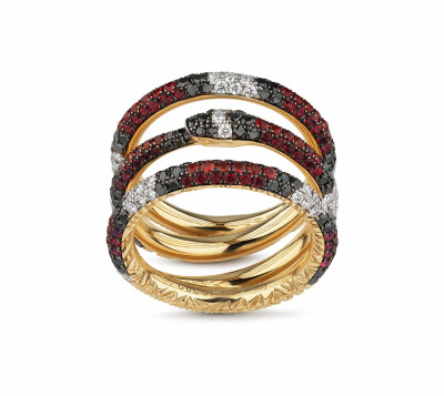 Gucci 古驰「Ouroboros」系列灵感源自古埃及的「 衔尾蛇」符号，象征着再生、无限循环和永恒的生命 金质戒指 镶嵌圆形切割红色尖晶石、黑钻和无色钻石