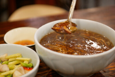 福缘居的菜肴出品都比较稳定除了那两杯青红梅酒
排的上馆子里最难喝排行榜top.1
作为头一波食客吃完脆皮大肠披着晶碎的落日走过吴山广场
然后等一杯喜茶等到瞌睡
多肉桃李真的很灵 !!