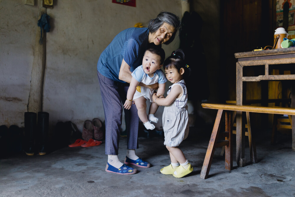 小团圆
摄影：洪小漩
出镜：家人
拖延症真是害人不浅。
杨梅时节已过，我上一次回家的照片还来不及整理。有时候一耽误，记忆中的细节便作鸟兽散，无影无踪。
上次回家，阿科招呼了堂弟带大胖儿子来奶奶家吃饭摘杨梅。菲比也总算和许久不见的弟弟再度会面。她丝毫不介意大家的注意力都被弟弟所吸引，而是围着弟弟绕圈，摸摸小手，戳戳小脚丫子，心满意足。
阿科找出了家中被老鼠啃咬出老大窟窿的地龙，请小叔帮忙修补，两个人折腾好一通，最后用十分粗糙的手艺，补了个大概。
午饭后，阿科和小叔、堂弟、大春爷爷一道去山上摘杨梅，问我，要不要同去。怕热又想记录的我好一通犹豫，最后一咬牙，换上长衫长袖上了山，除了相机