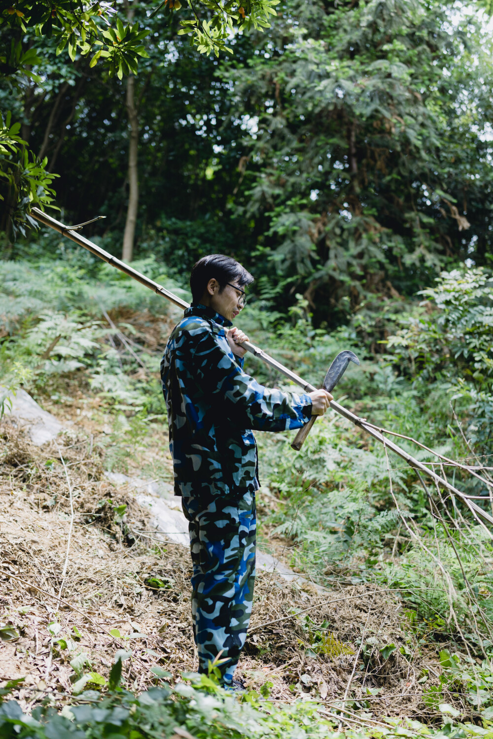 小团圆
摄影：洪小漩
出镜：家人
拖延症真是害人不浅。
杨梅时节已过，我上一次回家的照片还来不及整理。有时候一耽误，记忆中的细节便作鸟兽散，无影无踪。
上次回家，阿科招呼了堂弟带大胖儿子来奶奶家吃饭摘杨梅。菲比也总算和许久不见的弟弟再度会面。她丝毫不介意大家的注意力都被弟弟所吸引，而是围着弟弟绕圈，摸摸小手，戳戳小脚丫子，心满意足。
阿科找出了家中被老鼠啃咬出老大窟窿的地龙，请小叔帮忙修补，两个人折腾好一通，最后用十分粗糙的手艺，补了个大概。
午饭后，阿科和小叔、堂弟、大春爷爷一道去山上摘杨梅，问我，要不要同去。怕热又想记录的我好一通犹豫，最后一咬牙，换上长衫长袖上了山，除了相机