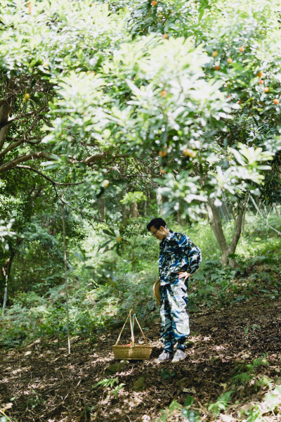 小团圆
摄影：洪小漩
出镜：家人
拖延症真是害人不浅。
杨梅时节已过，我上一次回家的照片还来不及整理。有时候一耽误，记忆中的细节便作鸟兽散，无影无踪。
上次回家，阿科招呼了堂弟带大胖儿子来奶奶家吃饭摘…