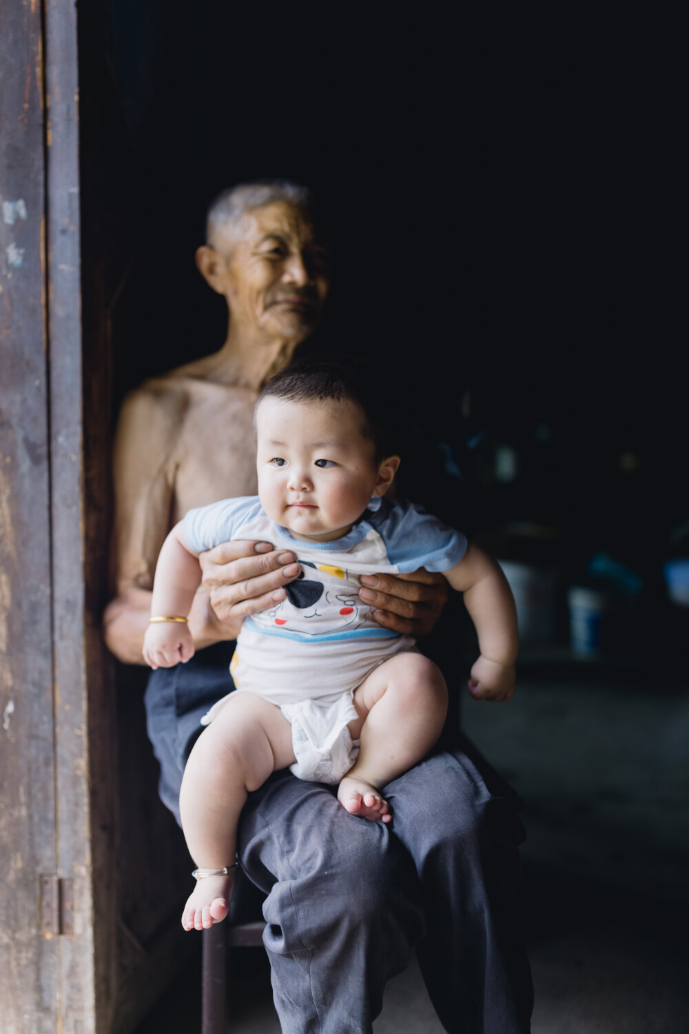 小团圆
摄影：洪小漩
出镜：家人
拖延症真是害人不浅。
杨梅时节已过，我上一次回家的照片还来不及整理。有时候一耽误，记忆中的细节便作鸟兽散，无影无踪。
上次回家，阿科招呼了堂弟带大胖儿子来奶奶家吃饭摘杨梅。菲比也总算和许久不见的弟弟再度会面。她丝毫不介意大家的注意力都被弟弟所吸引，而是围着弟弟绕圈，摸摸小手，戳戳小脚丫子，心满意足。
阿科找出了家中被老鼠啃咬出老大窟窿的地龙，请小叔帮忙修补，两个人折腾好一通，最后用十分粗糙的手艺，补了个大概。
午饭后，阿科和小叔、堂弟、大春爷爷一道去山上摘杨梅，问我，要不要同去。怕热又想记录的我好一通犹豫，最后一咬牙，换上长衫长袖上了山，除了相机