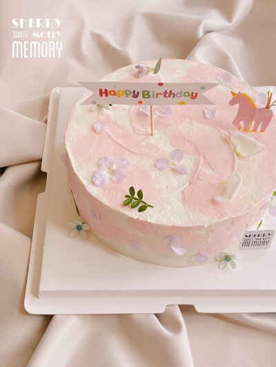 #SHERRYMOLLY家の下午茶# —『巧克力cake』
十歲女孩兒的生日cake～ 粉嘟嘟 帶點仙氣和俏皮
花花和獨角獸都來增添氣氛咯