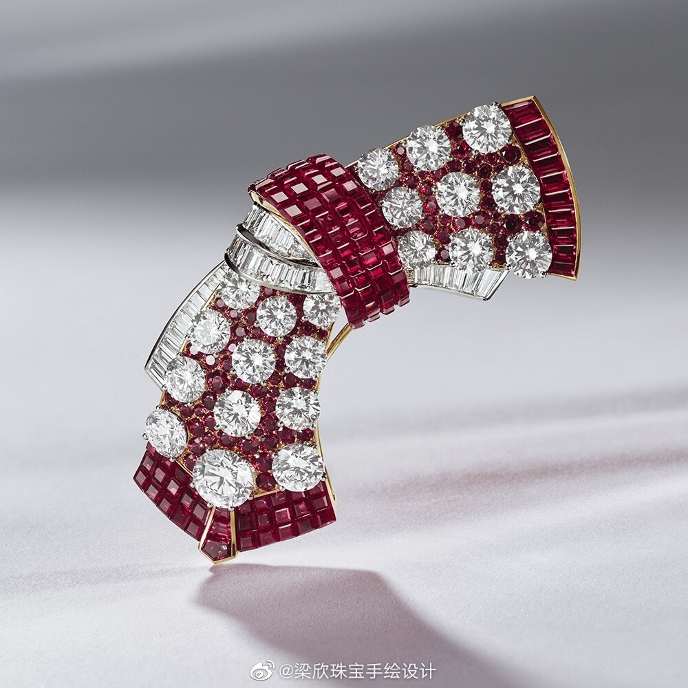 Van Cleef & Arpels 推出新一季高级珠宝系列——「Legend of Diamonds」，致敬天然钻石的非凡魅力。新系列共由25件作品组成，所有钻石主石均切割自一颗910ct稀有巨钻原石「莱索托传奇」（Lesotho Legend），完美融入世家最经典的隐密式镶嵌工艺（Mystery Set），创造出工艺、美学与自然瑰宝辉映的杰出篇章。