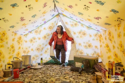 露营与文化
每年在加拿大北极地区举办的野营旅行会教授因纽特儿童狩猎技能和传承了数千年的文化价值观。图为一位因纽特长老进入春季营地的帐篷。摄影：ACACIA JOHNSON