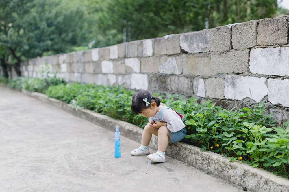 带了很多杨梅回杭
摄影：洪小漩
出镜：家人
上一次回家呆了两天半，最后一日，大家都起得很早。
阿科骑着电瓶车去收地龙，爷爷去地里摘些新鲜蔬果让我们带上，婆婆忙着洗洗涮涮。反而是我和菲比，睡到自然醒。
回杭前，大家一道去大春爷爷的杨梅山上，在其指点下挑了几株长势喜人的杨梅树下手。趁着他们忙活，我拖着扭扭车上的菲比闲逛。田野里也不知道长的是麦子还是水稻，绿油油的喜人，天上不时白鹭飞过，菲比目不转睛地盯着，直到消失为止。
最后离开之前，我和阿科装了满满三四篮杨梅，不管如何，不错过最佳赏味期，便是幸运。