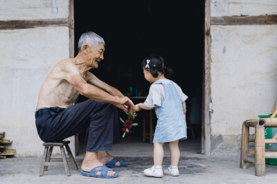 带了很多杨梅回杭
摄影：洪小漩
出镜：家人
上一次回家呆了两天半，最后一日，大家都起得很早。
阿科骑着电瓶车去收地龙，爷爷去地里摘些新鲜蔬果让我们带上，婆婆忙着洗洗涮涮。反而是我和菲比，睡到自然醒。
…