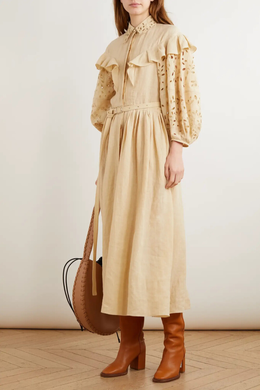 它以透气的亚麻裁就,散发着浪漫的夏日气息,马德拉刺绣泡泡袖和荷叶边