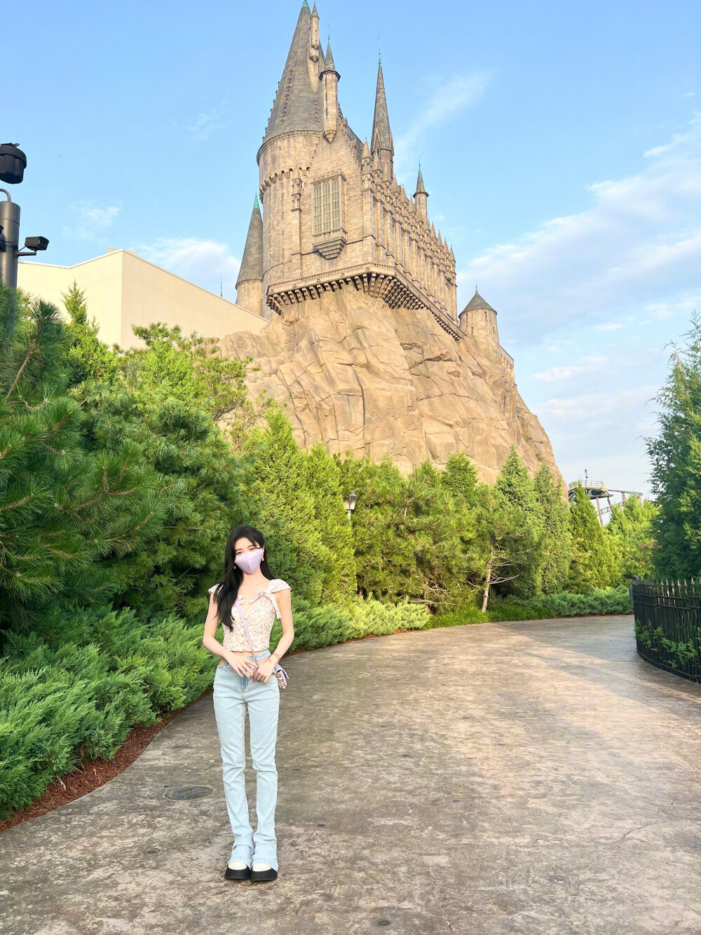 鞠婧祎环球影城游玩照