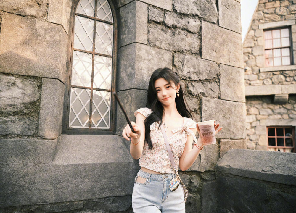 鞠婧祎环球影城游玩照