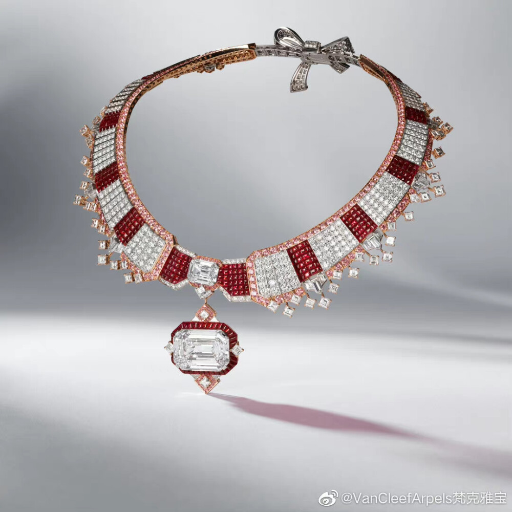 Van Cleef & Arpels 推出新一季高级珠宝系列——「Legend of Diamonds」，致敬天然钻石的非凡魅力。新系列共由25件作品组成，所有钻石主石均切割自一颗910ct稀有巨钻原石「莱索托传奇」（Lesotho Legend），完美融入世家最经典的隐密式镶嵌工艺（Mystery Set），创造出工艺、美学与自然瑰宝辉映的杰出篇章。