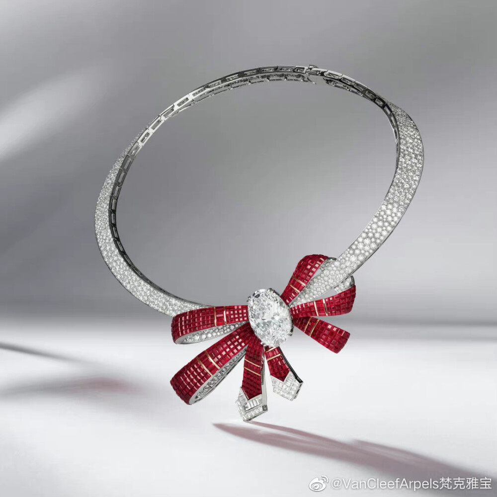 Van Cleef & Arpels 推出新一季高级珠宝系列——「Legend of Diamonds」，致敬天然钻石的非凡魅力。新系列共由25件作品组成，所有钻石主石均切割自一颗910ct稀有巨钻原石「莱索托传奇」（Lesotho Legend），完美融入世家最经典的隐密式镶嵌工艺（Mystery Set），创造出工艺、美学与自然瑰宝辉映的杰出篇章。