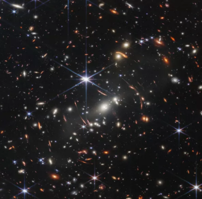 差星系团SMACS 0723
距离我们46亿光年，照片中的光点、条纹和漩涡构成了一小块宇宙，但这张全彩星系照片，却是人类至今看到的宇宙最深处