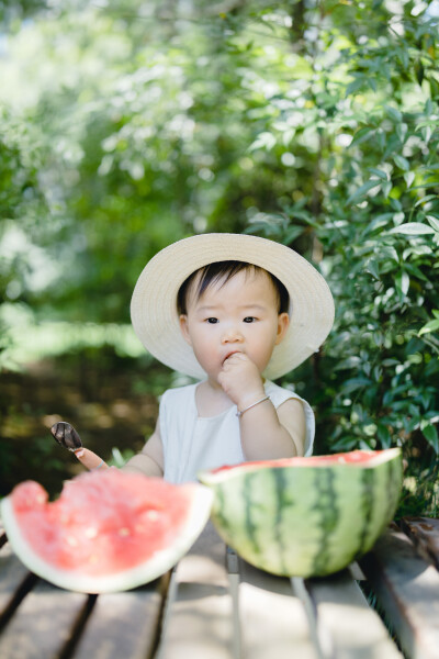 你比西瓜多一度甜
摄影：洪小漩
出镜：mia
和mia妈妈约了有一段时间了，原本想去钱塘江边，却因为实在是顶不住高温和路途遥远，最后决定改道家楼下的公园。
mia比菲比小9个月，语言天赋方面却是惊人，会和我说阿…