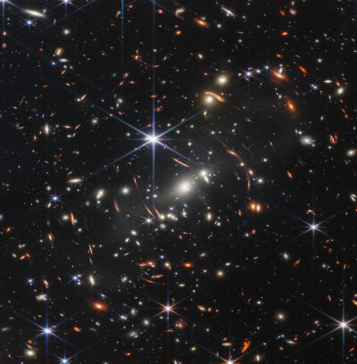 韦布空间望远镜 的首张深场照片，这是有史以来最深、最清晰的早期宇宙的红外图像，照片的中心目标是距离我们46亿光年外的星系团 SMACS 0723。JWST为拍摄这张照片累计曝光长达12.5小时 Thousands of galaxies flood t…
