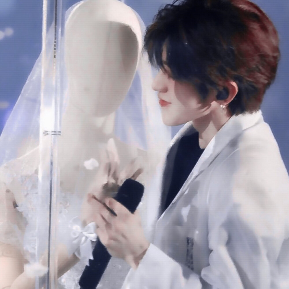 
那天女孩成了公主 神为他镀上了光。
