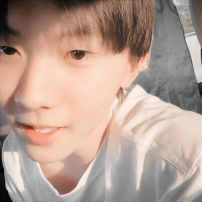 马嘉祺
“黄昏下 你突然哭着给我发了段语音 当视频播出去的那一瞬间 我明白我再也骗不了自己的心”