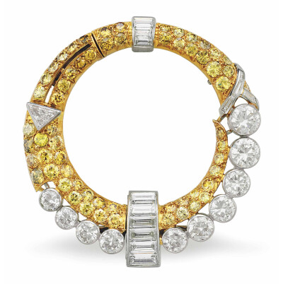  Van Cleef & Arpels 梵克雅宝 Anneau Magique 黄钻胸针 约1930年 圆环密镶黄色和棕黄色钻石，下部镶嵌一排老式切割钻石，并于中间点缀一排长方形切割钻石，大小约4.5cm，铂金底托。成交价4万美元