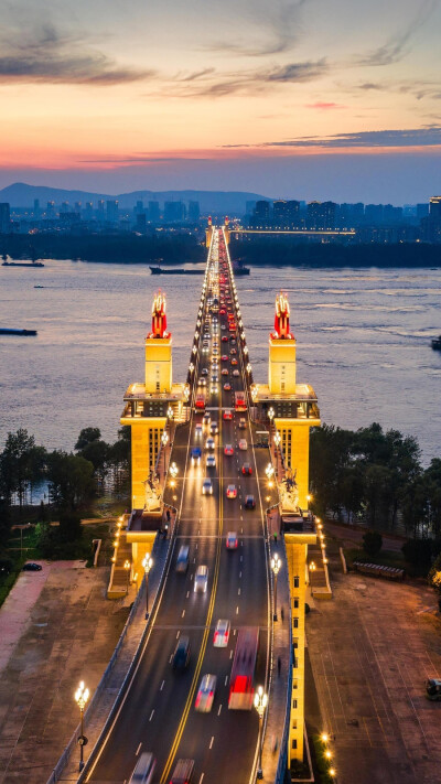 南京长江大桥，让长江不再是古人口中的“天堑”，它成为了南北往来的一条便利通道。©视觉中国