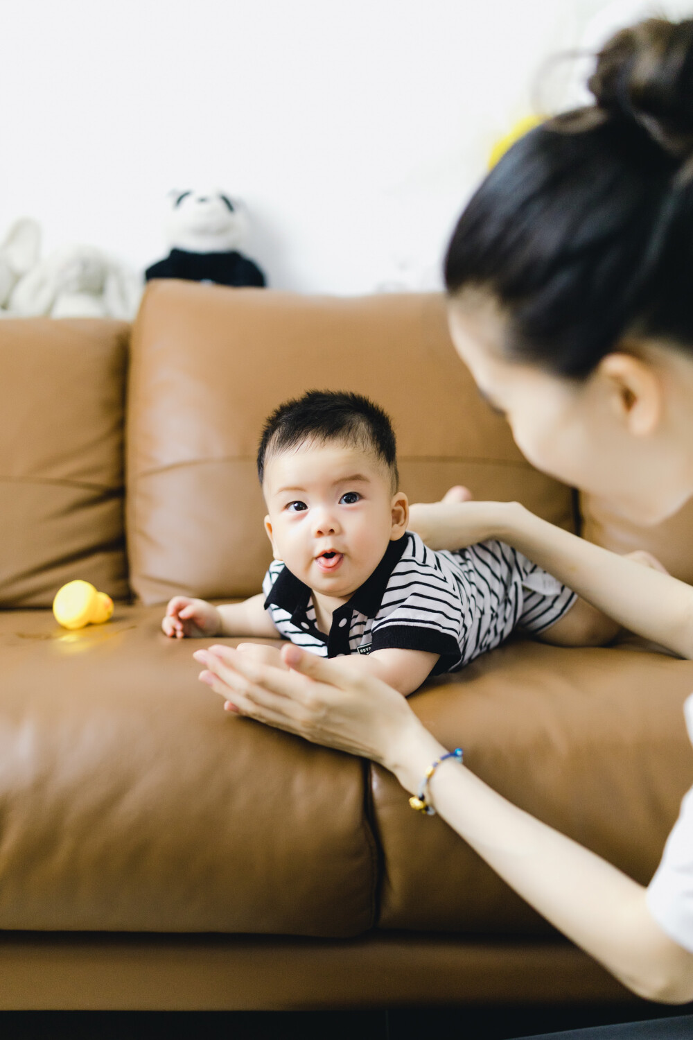 和乐高的首次会晤
摄影：洪小漩
出镜：乐高一家
上次见莹莹，还是她孕晚期，帮她和家属记录了特别的时刻。时隔半年，乐高小朋友都那么大了。
天气炎热，邀请他们一家来家里玩。发现原本就纤细的莹莹当了妈妈后越发消瘦。不过，乐高倒是白白胖胖，健康茁壮，十分喜人。
回忆第一次见莹莹的时候，她才上大一，当时拍摄一个教学视频，需要她当模特，回来剪片子时候我和同事聊到，说她真是长在我审美点上的小姑娘。
后来我们会约着拍照，我也帮她记录了本科、研究生的毕业照。再到她孕期以及结婚生子……感觉时间嗖嗖嗖地过去了，唯有翻看照片还能记得当时的样子。