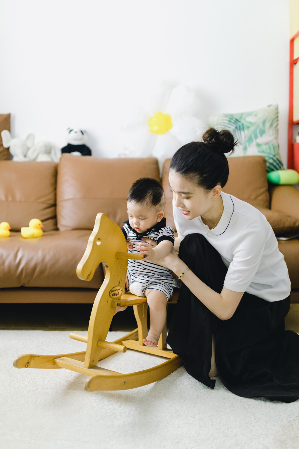 和乐高的首次会晤
摄影：洪小漩
出镜：乐高一家
上次见莹莹，还是她孕晚期，帮她和家属记录了特别的时刻。时隔半年，乐高小朋友都那么大了。
天气炎热，邀请他们一家来家里玩。发现原本就纤细的莹莹当了妈妈后越发消瘦。不过，乐高倒是白白胖胖，健康茁壮，十分喜人。
回忆第一次见莹莹的时候，她才上大一，当时拍摄一个教学视频，需要她当模特，回来剪片子时候我和同事聊到，说她真是长在我审美点上的小姑娘。
后来我们会约着拍照，我也帮她记录了本科、研究生的毕业照。再到她孕期以及结婚生子……感觉时间嗖嗖嗖地过去了，唯有翻看照片还能记得当时的样子。