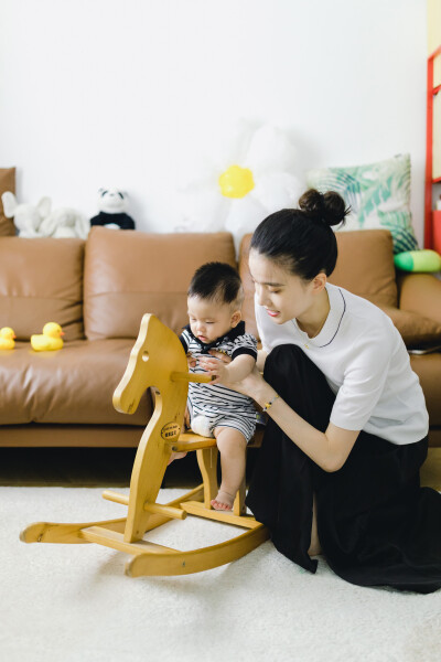 和乐高的首次会晤
摄影：洪小漩
出镜：乐高一家
上次见莹莹，还是她孕晚期，帮她和家属记录了特别的时刻。时隔半年，乐高小朋友都那么大了。
天气炎热，邀请他们一家来家里玩。发现原本就纤细的莹莹当了妈妈后越…