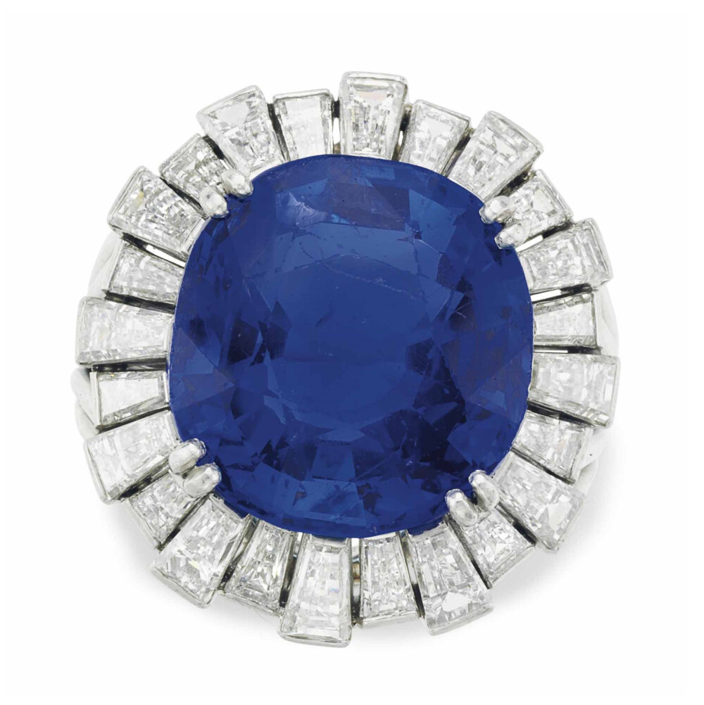 Christie's 佳士得纽约春拍 蓝钻戒指 by Raymond Yard 主石为一颗 15.95ct 椭圆形蓝宝石，经AGL鉴定产地为缅甸，未经加热处理，周围镶嵌梯形切割钻石，戒指尺寸为5号，铂金底托。成交价11.875万美元 