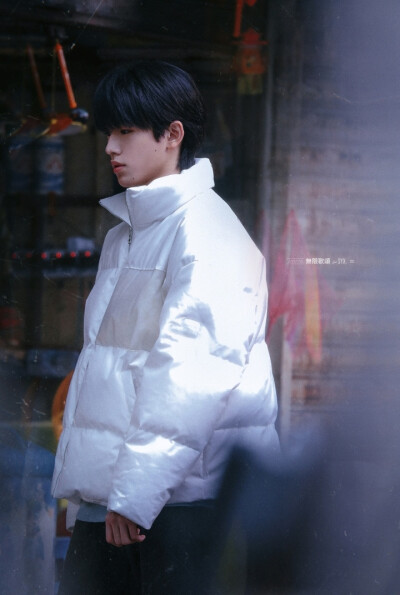 宋亚轩
一起等雨停 壁纸