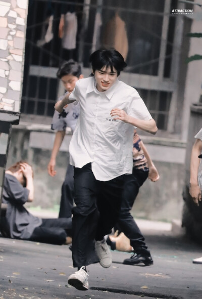 宋亚轩
一起等雨停 壁纸