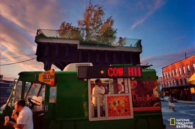 冰激凌车
纽约市高线公园南端停着一辆冰淇淋车。这个位于旧铁路线上的高架公园每年接待约800万游客。摄影：DIANE COOK AND LEN JENSHEL