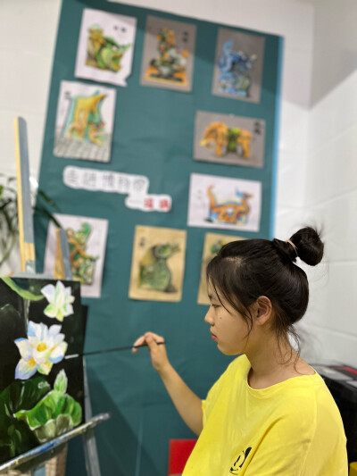 九年级丙烯课程《荷韵》总结：
本节课我们完成了一幅荷花的作品，课程中同学们学习了很多新的作画技法，每幅画都有个人独特的风格。有的色彩对比较强烈，突出主体荷花；有的背景处理运用点、蹭、擦、甩刮等…