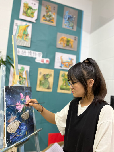 九年级丙烯课程《荷韵》总结：
本节课我们完成了一幅荷花的作品，课程中同学们学习了很多新的作画技法，每幅画都有个人独特的风格。有的色彩对比较强烈，突出主体荷花；有的背景处理运用点、蹭、擦、甩刮等…