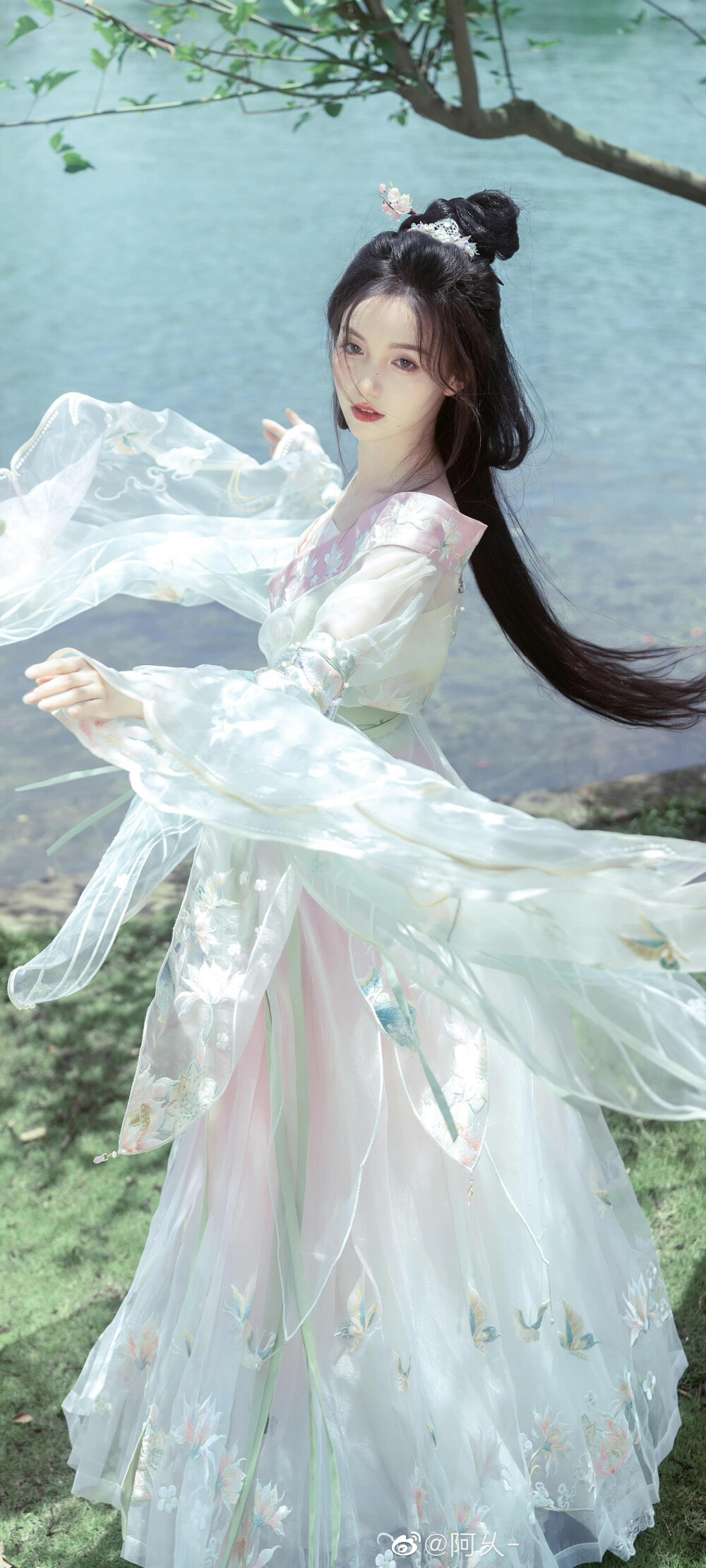 汉服 暖触衣襟漠漠香，间梅遮柳不胜芳。 摄… - 堆糖，美图壁纸兴趣社区