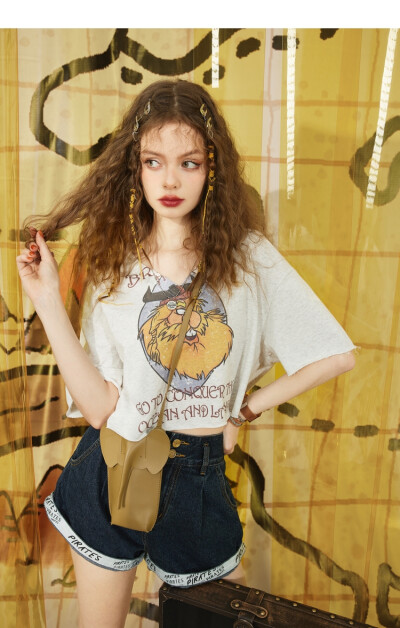 姿势参考半身，服装纹理