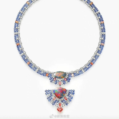 卡地亚2022年‘Beautes Du Monde’高级珠宝系列来袭，这次的高级珠宝设计的灵感是以世界之美而创作，将蝴蝶，蜥蜴，海洋生物等自然元素来与珠宝相融合，将自然世界的美丽和珠宝巧妙融合，设计出这次美仑美奂的珠宝成…