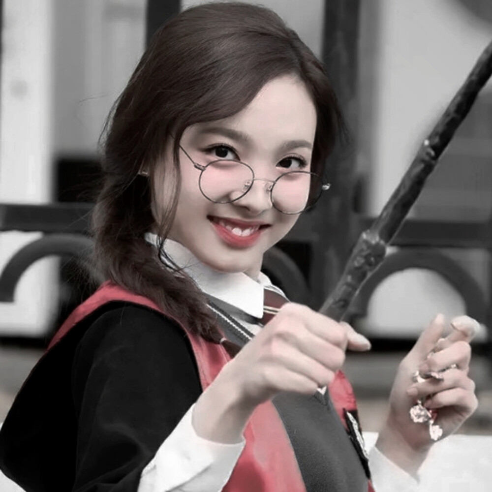 我的衣服老是被我弄破 于是我报了一个补衣服的班 有一天老师教我们大家缝衣服 他问道谁的衣服总是破 于是我高高举起手向周嘉煜大喊 我的老破我的老破