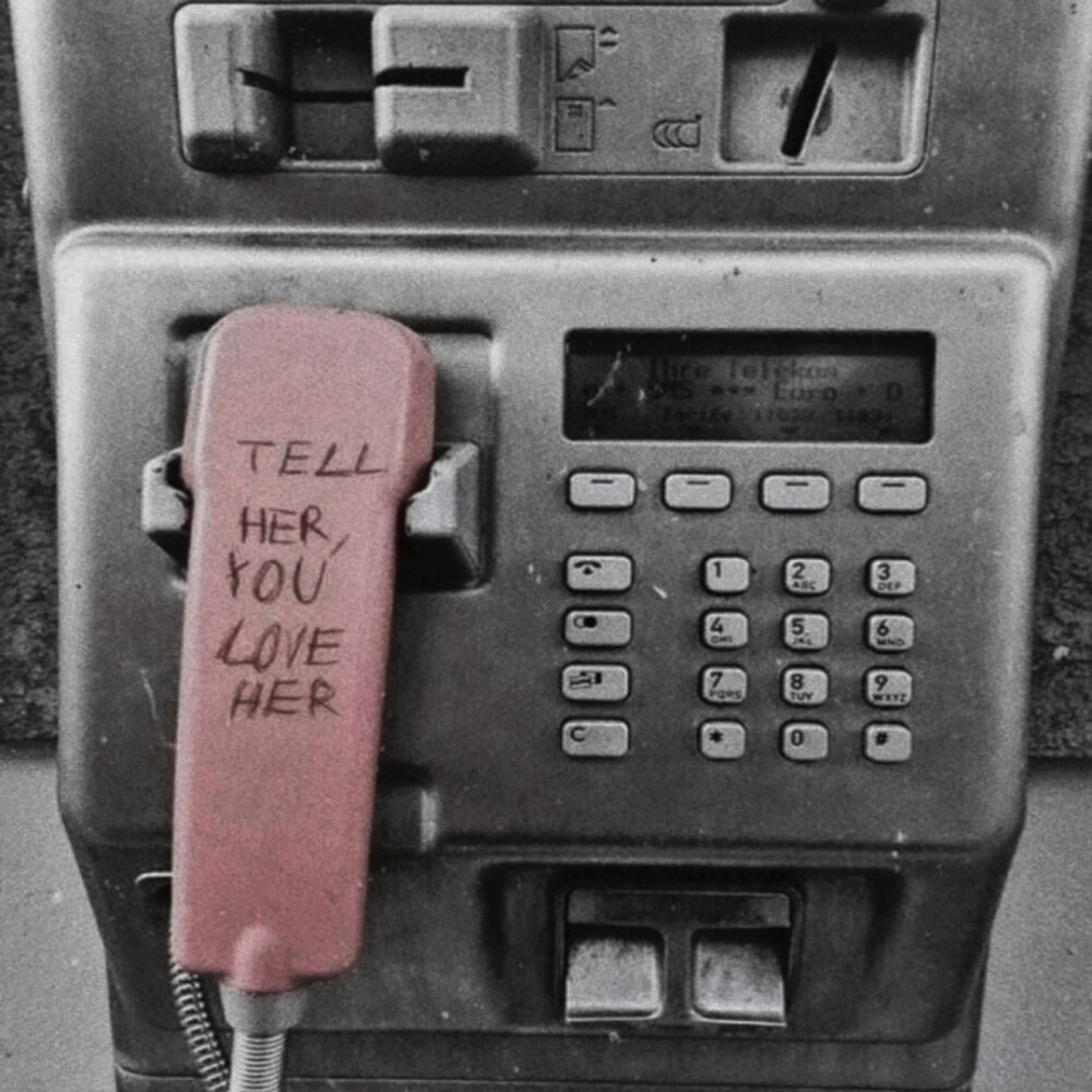 我的衣服老是被我弄破 于是我报了一个补衣服的班 有一天老师教我们大家缝衣服 他问道谁的衣服总是破 于是我高高举起手向周嘉煜大喊 我的老破我的老破