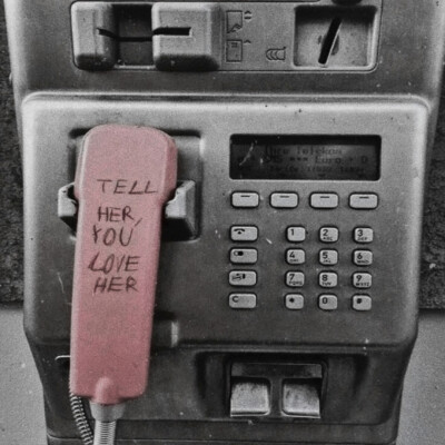 我的衣服老是被我弄破 于是我报了一个补衣服的班 有一天老师教我们大家缝衣服 他问道谁的衣服总是破 于是我高高举起手向周嘉煜大喊 我的老破我的老破